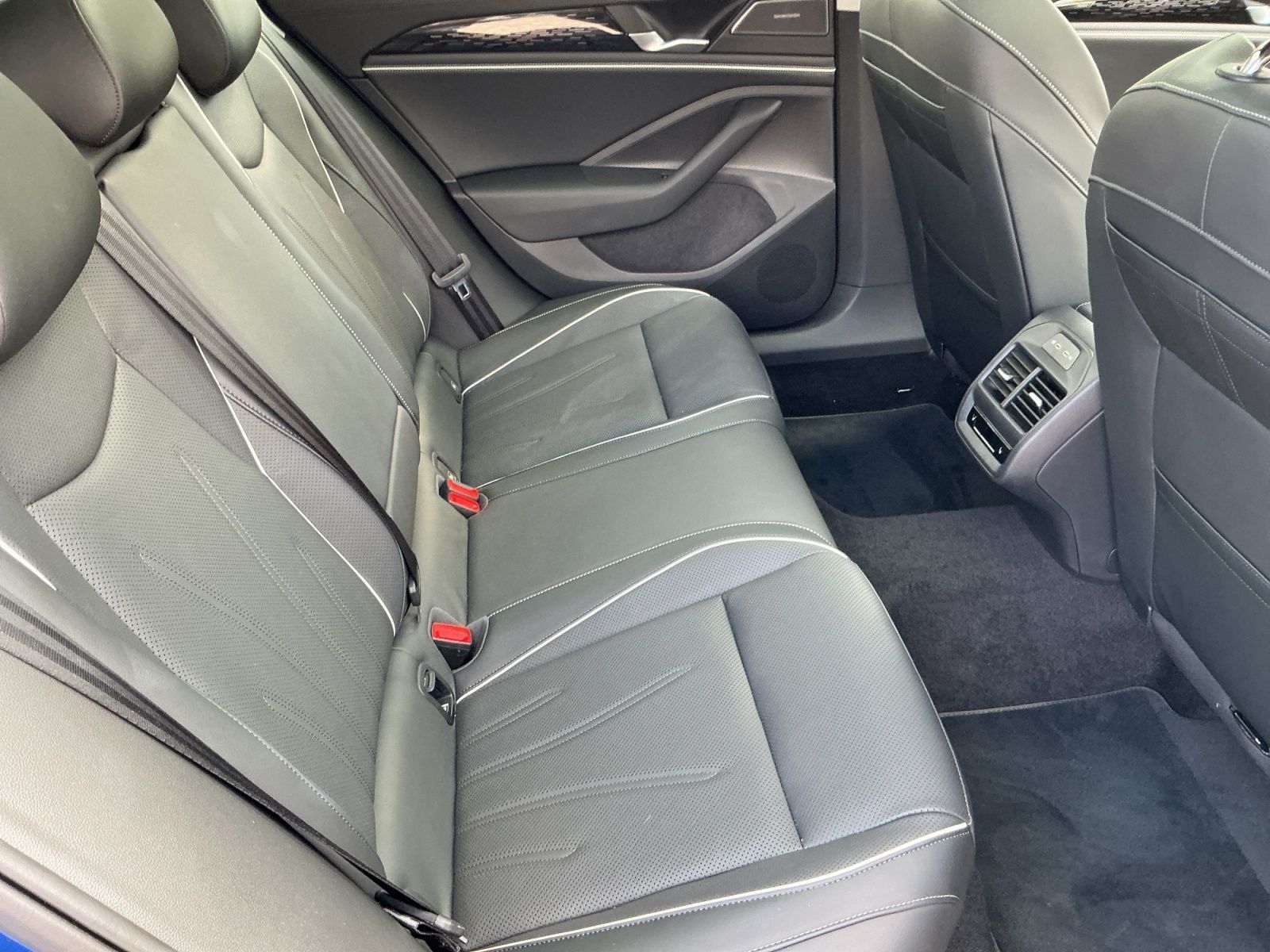 Volkswagen Passat Variant 1.5 eHYBRID ELEGANCE 5JG+AHK+PANO