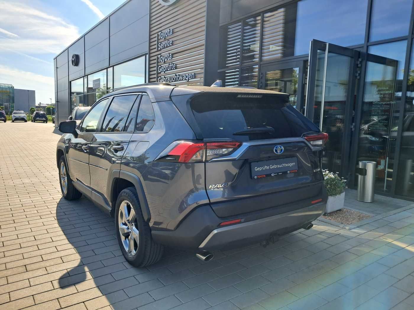 Toyota RAV4 Hybrid 4x4 - Samsaru's Car Outlet