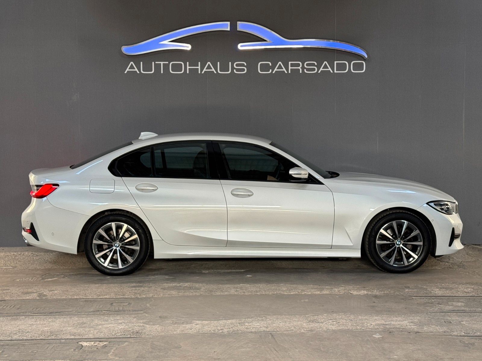 BMW 320i M-Sport - Samsaru's Car Outlet