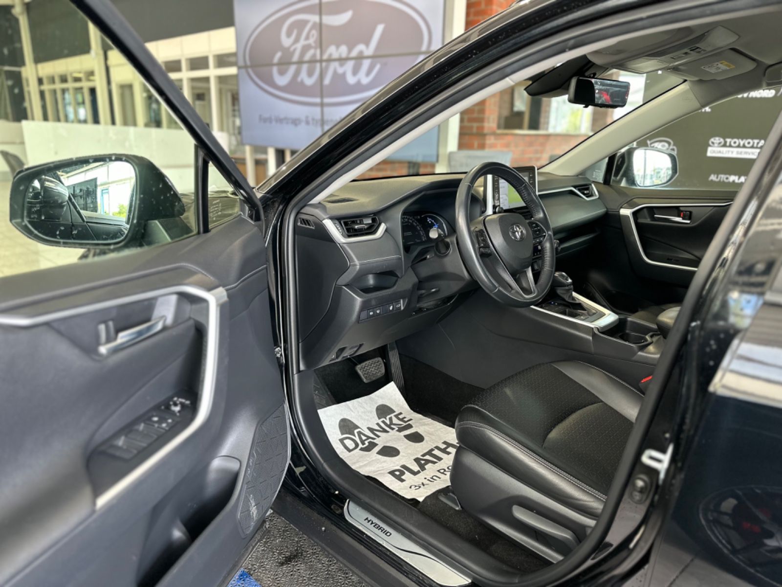 Toyota RAV 4 Hybrid - Samsaru's Car Outlet