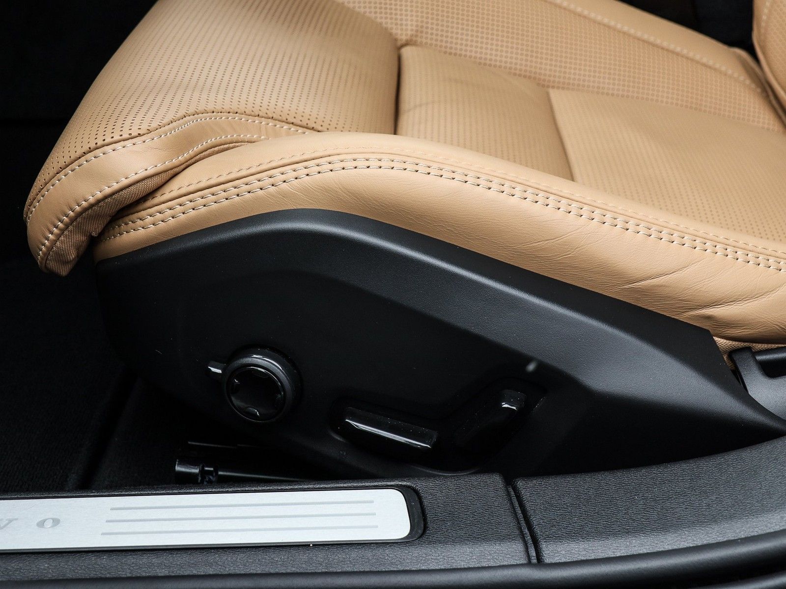 Volvo V60 T6 Recharge AWD Ultra Dark NP:80.480,-/MASSA