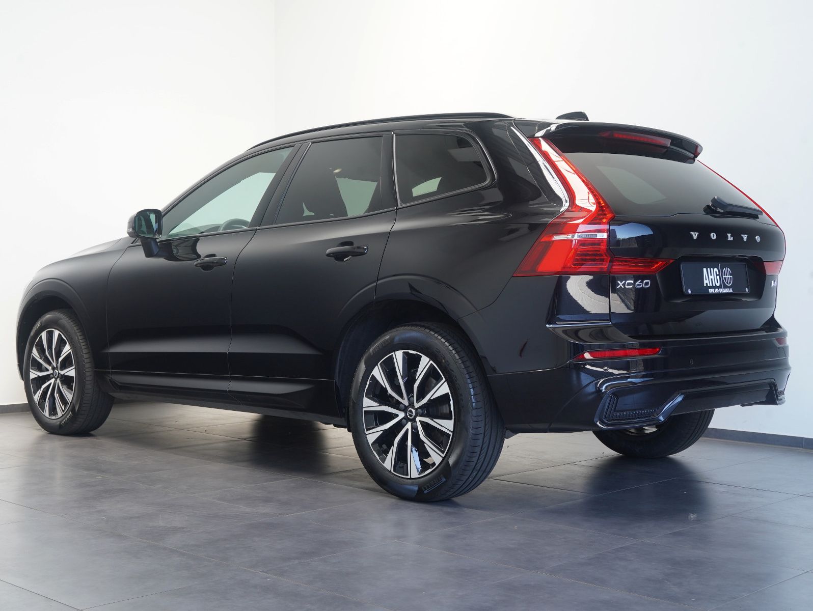 Volvo XC60 B4 D AWD Plus Dark - Samsaru's Car Outlet