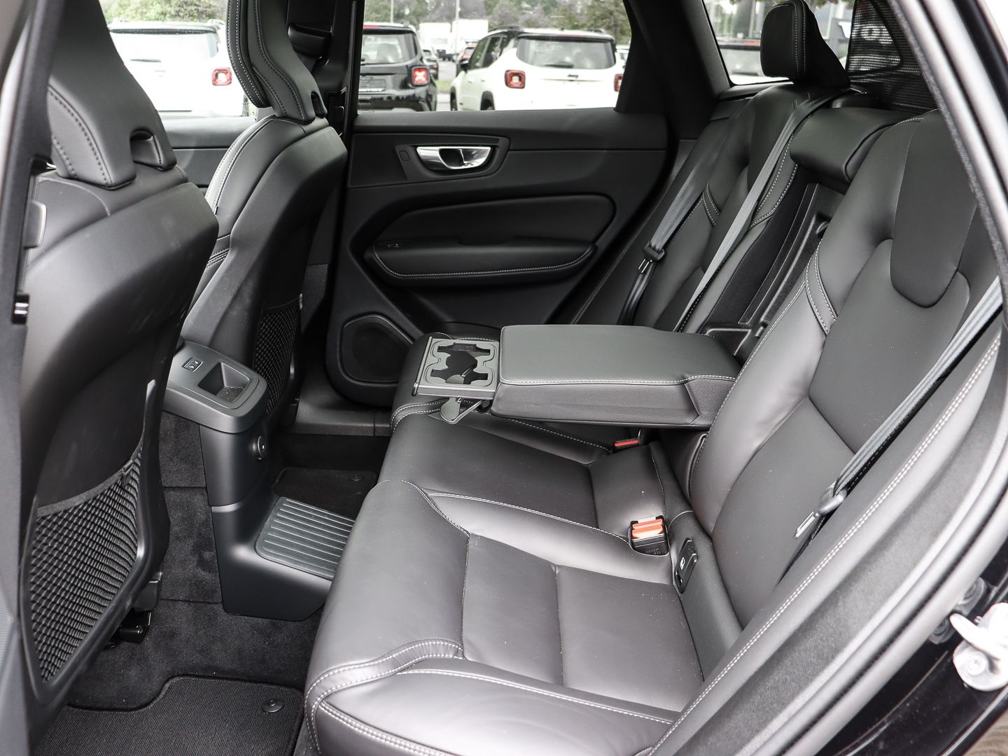 Volvo XC60 Plus Dark Recharge Plug-In Hybrid AWD T8 Tw