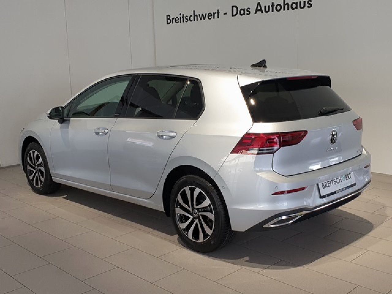 Volkswagen Golf 1.5 eTSI Active DSG - Samsaru's Car Outlet