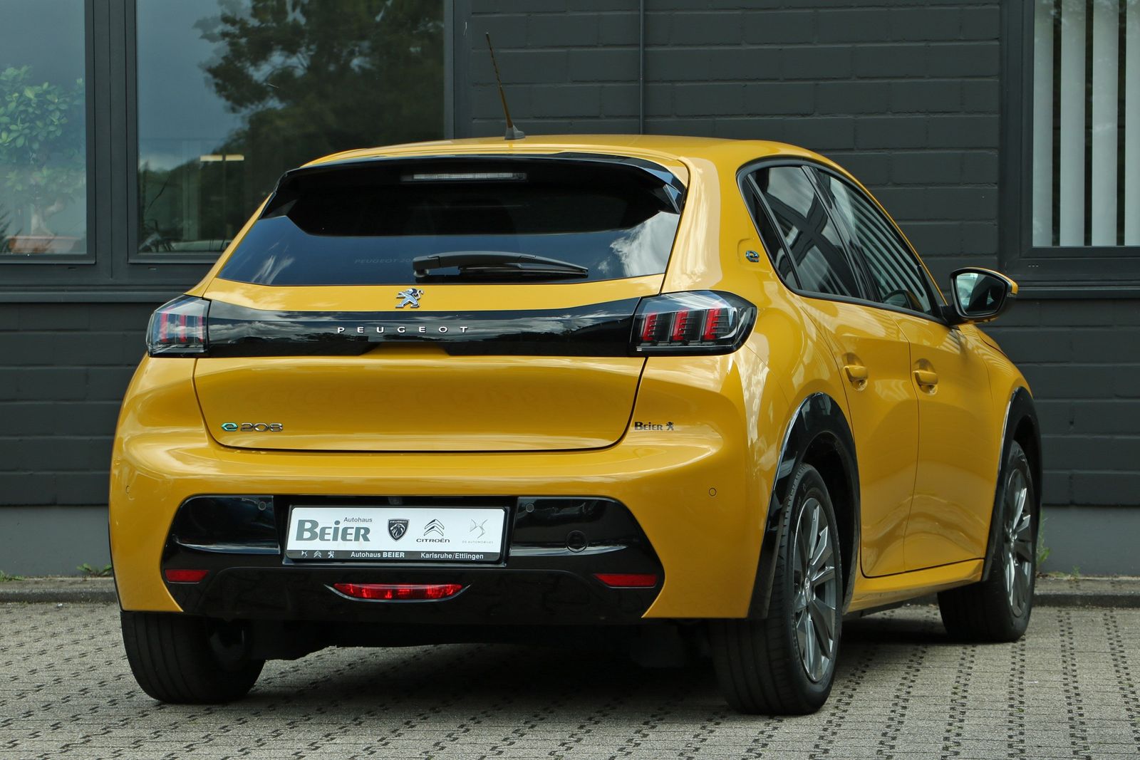 Peugeot E-208 e-Allure - Samsaru's Car Outlet