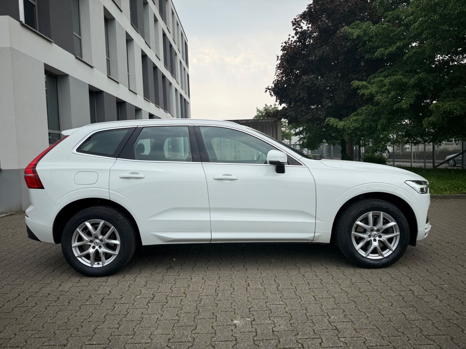 Volvo XC60 Momentum Pro AWD - Samsaru's Car Outlet