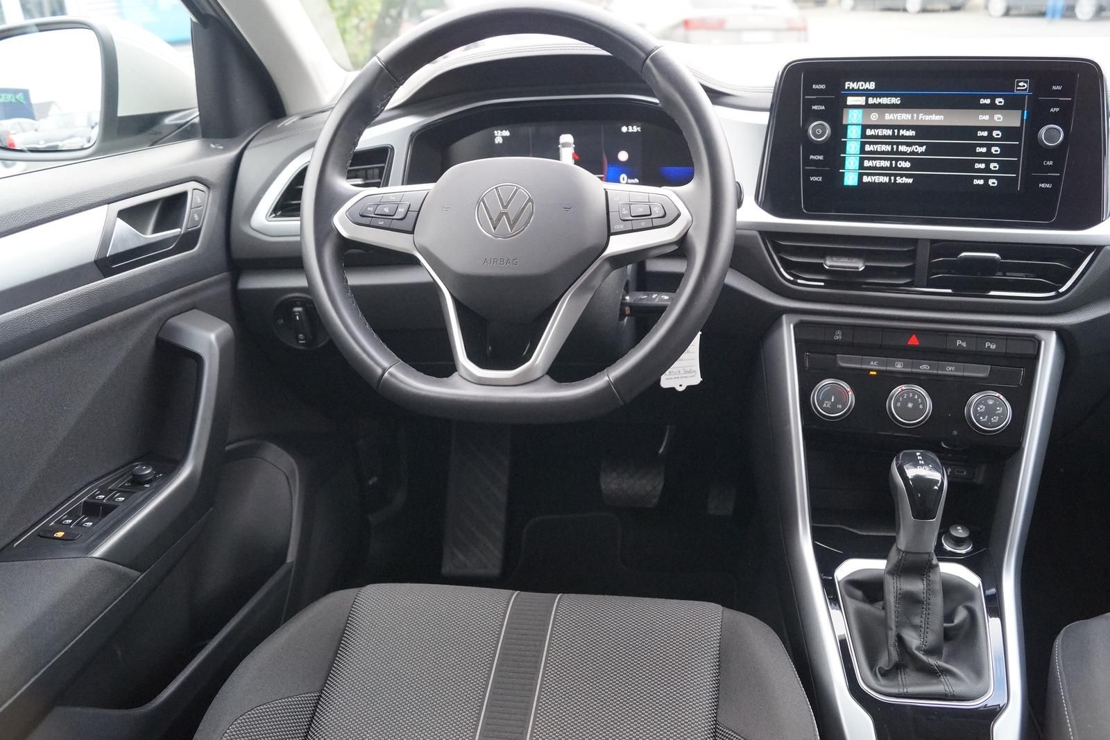 Volkswagen T-Roc Life 1.5 TSI DSG - Samsaru's Car Outlet