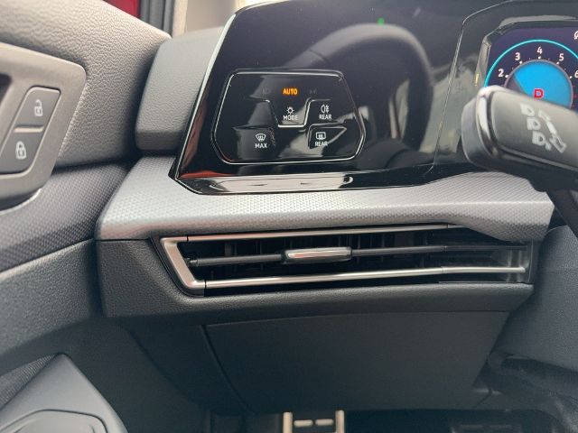 Volkswagen Golf VIII Variant 1.0TSI LIFE - Samsaru's Car Outlet