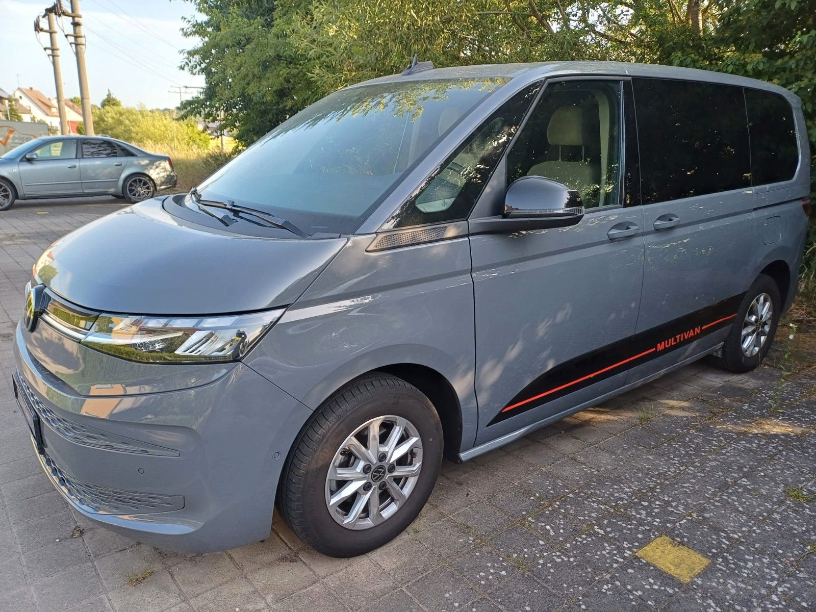 Volkswagen T7 Multivan 2.0 TDI DSG Life - Samsaru's Car Outlet