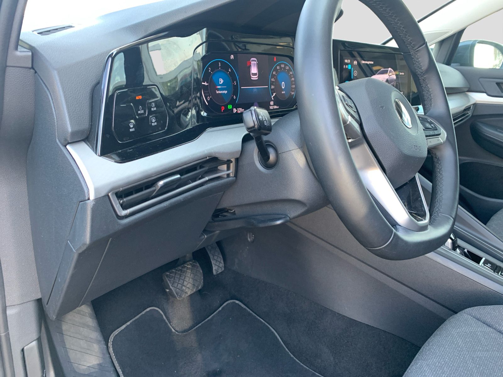 Volkswagen Golf VIII Variant 2.0TDI DSG Life - Samsaru's Car Outlet