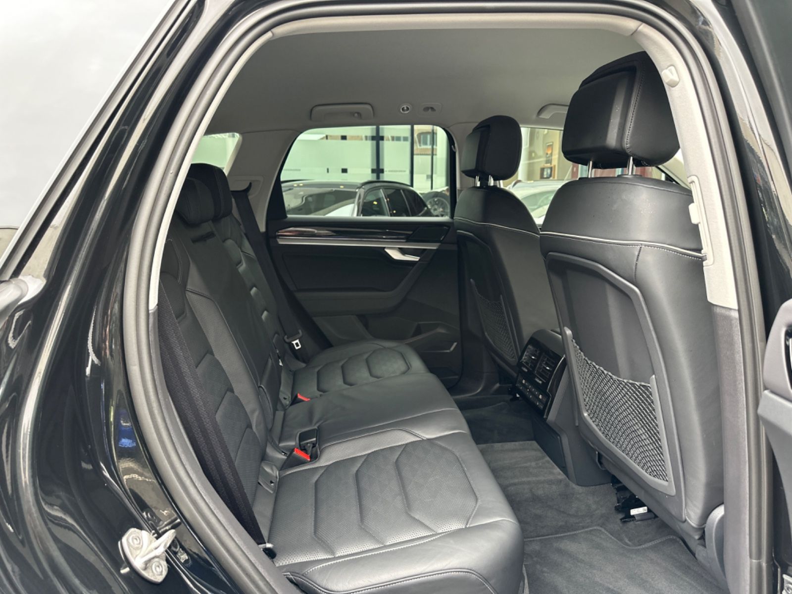 Volkswagen Touareg 3.0 TDI 4M Elegance - Samsaru's Car Outlet