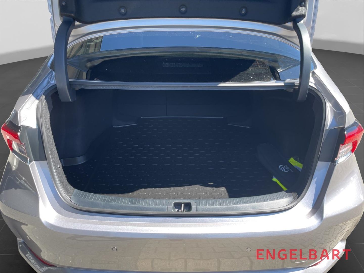 Toyota Corolla 1.8 Hybrid Club - Samsaru's Car Outlet