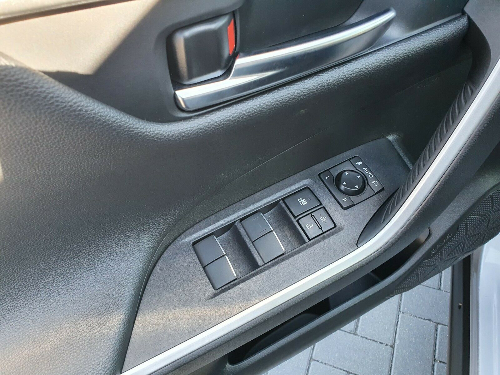 Toyota RAV 4 2.5 Hybrid - Samsaru's Car Outlet