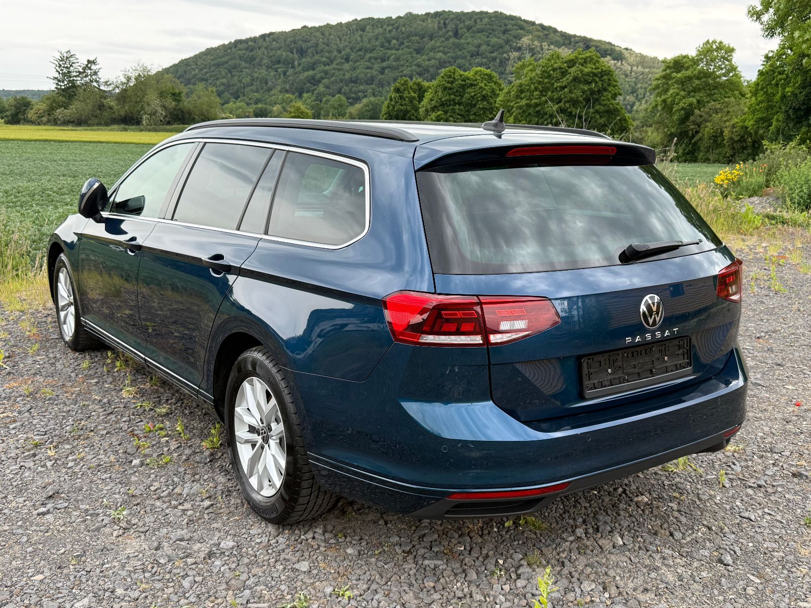 Volkswagen Passat Variant Business - Samsaru's Car Outlet