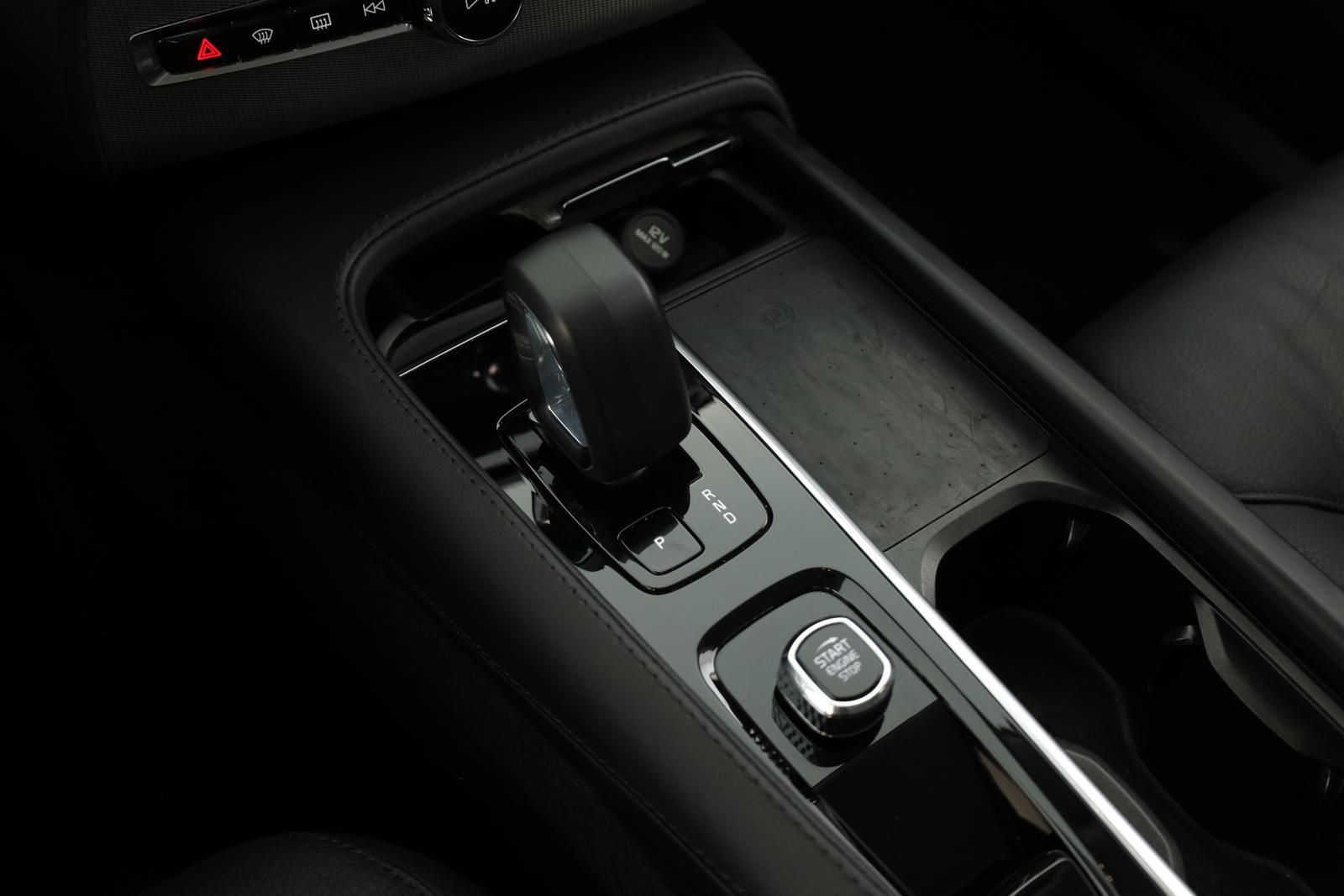 Volvo XC90 B5 AWD Core 7S LED Navi SHZ ACC Kam 20" AHK