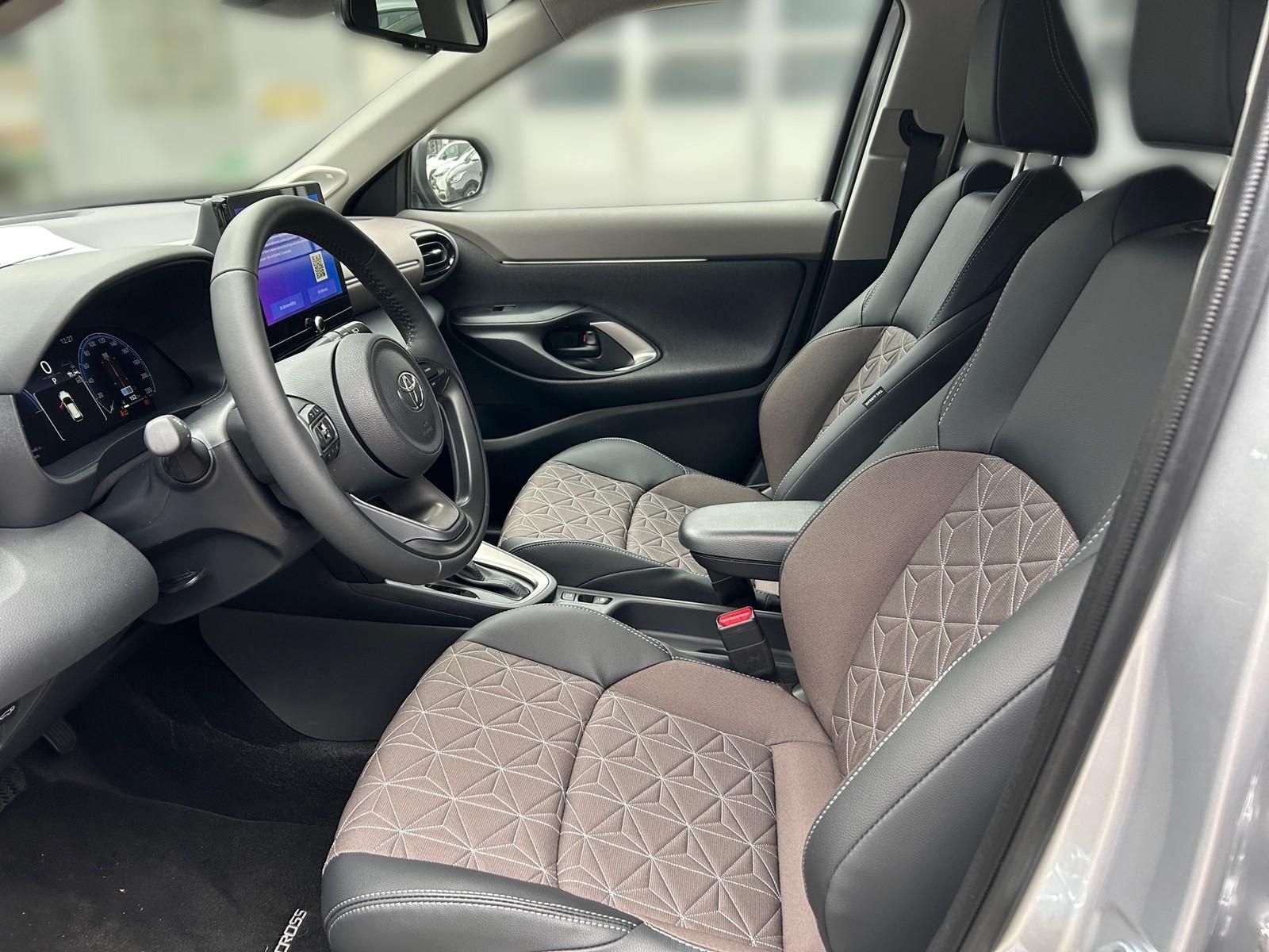Toyota Yaris Cross + Advanced Technik- Safety Paket + J