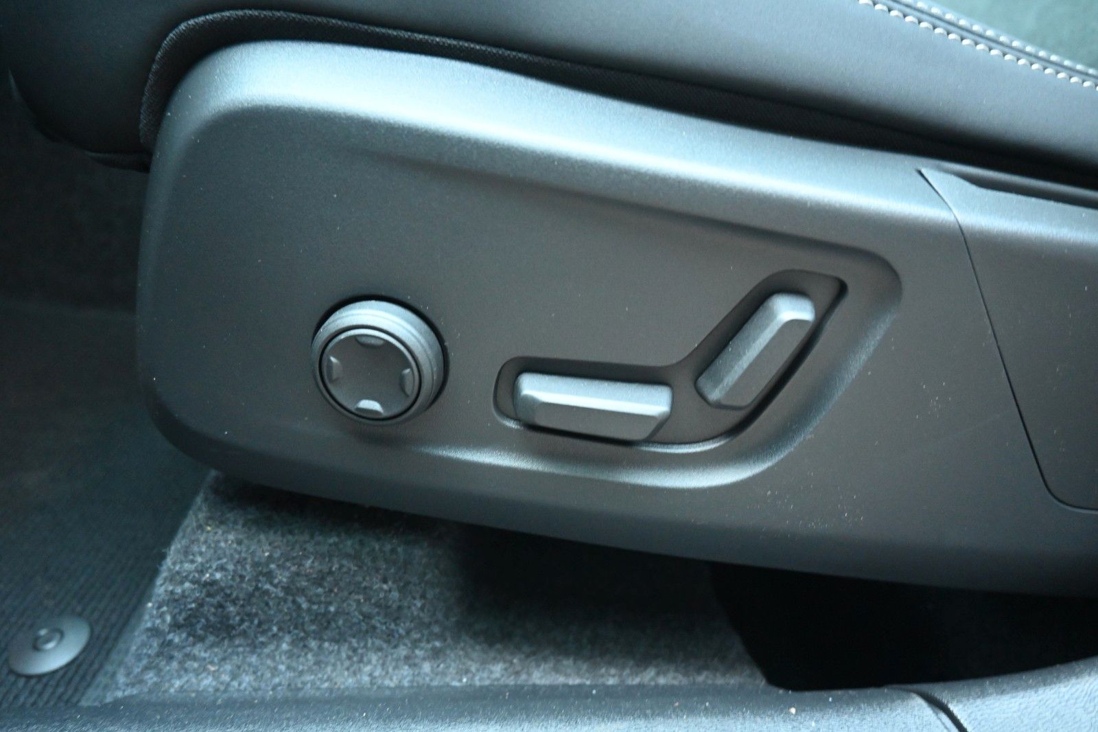 Volvo XC40 B4 DKG Ultra Dark*FSHZG*PANO*360°*ACC*AHK