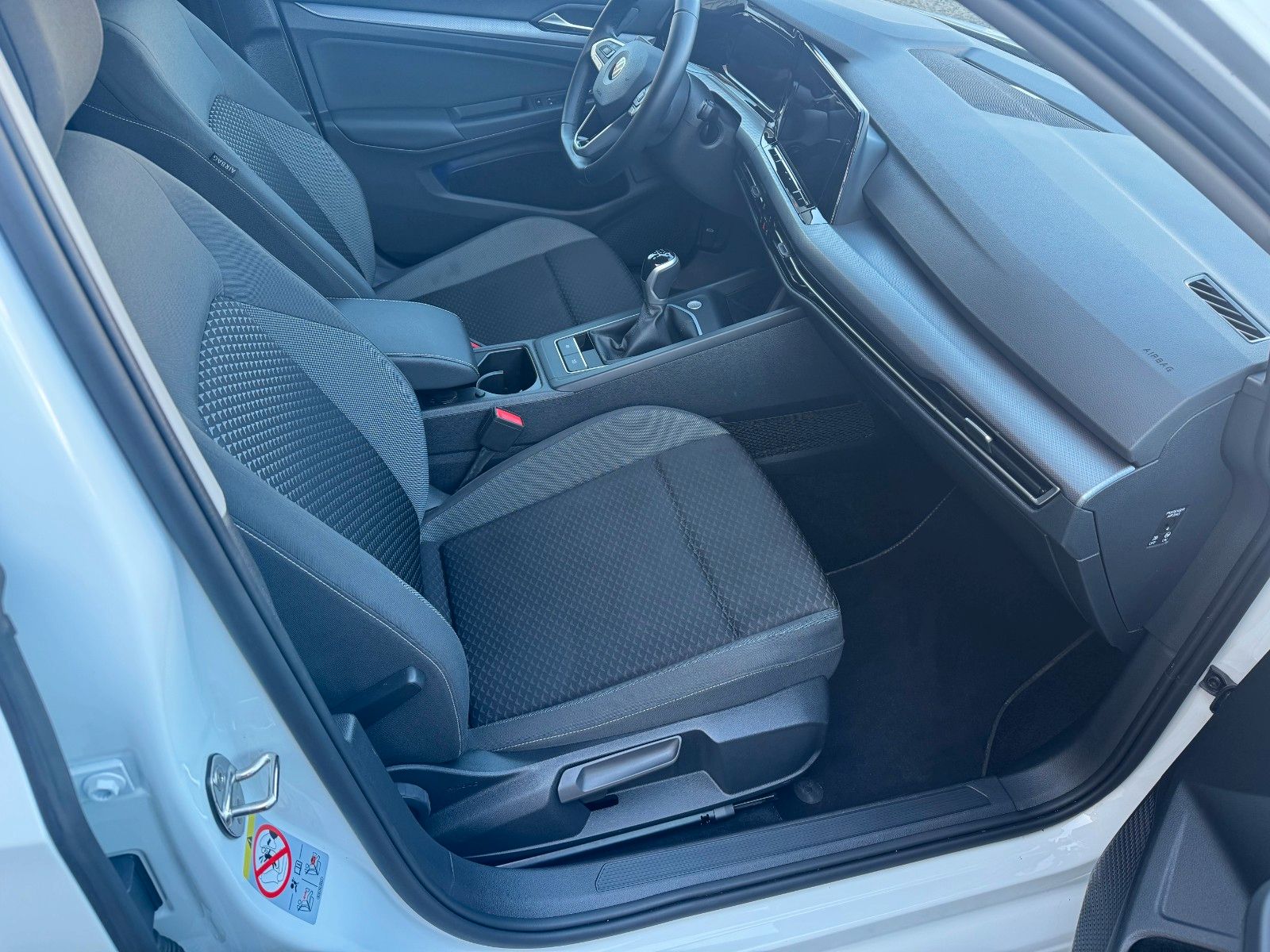 Volkswagen Golf VIII 1.5 TSI Active - Samsaru's Car Outlet