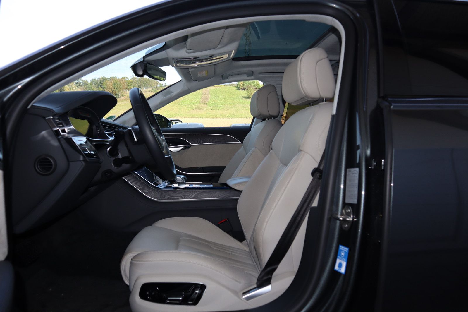Audi A8L 60 TFSI e lang BLACK - Samsaru's Car Outlet