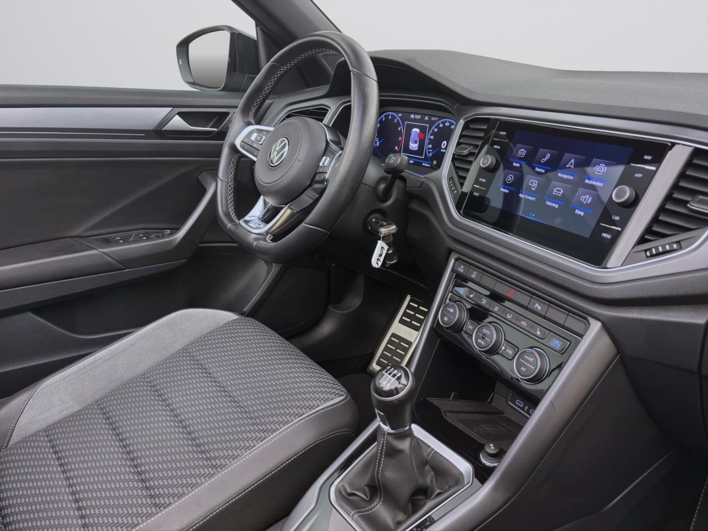 Volkswagen T-Roc 1.5 TSI R-LINE - Samsaru's Car Outlet