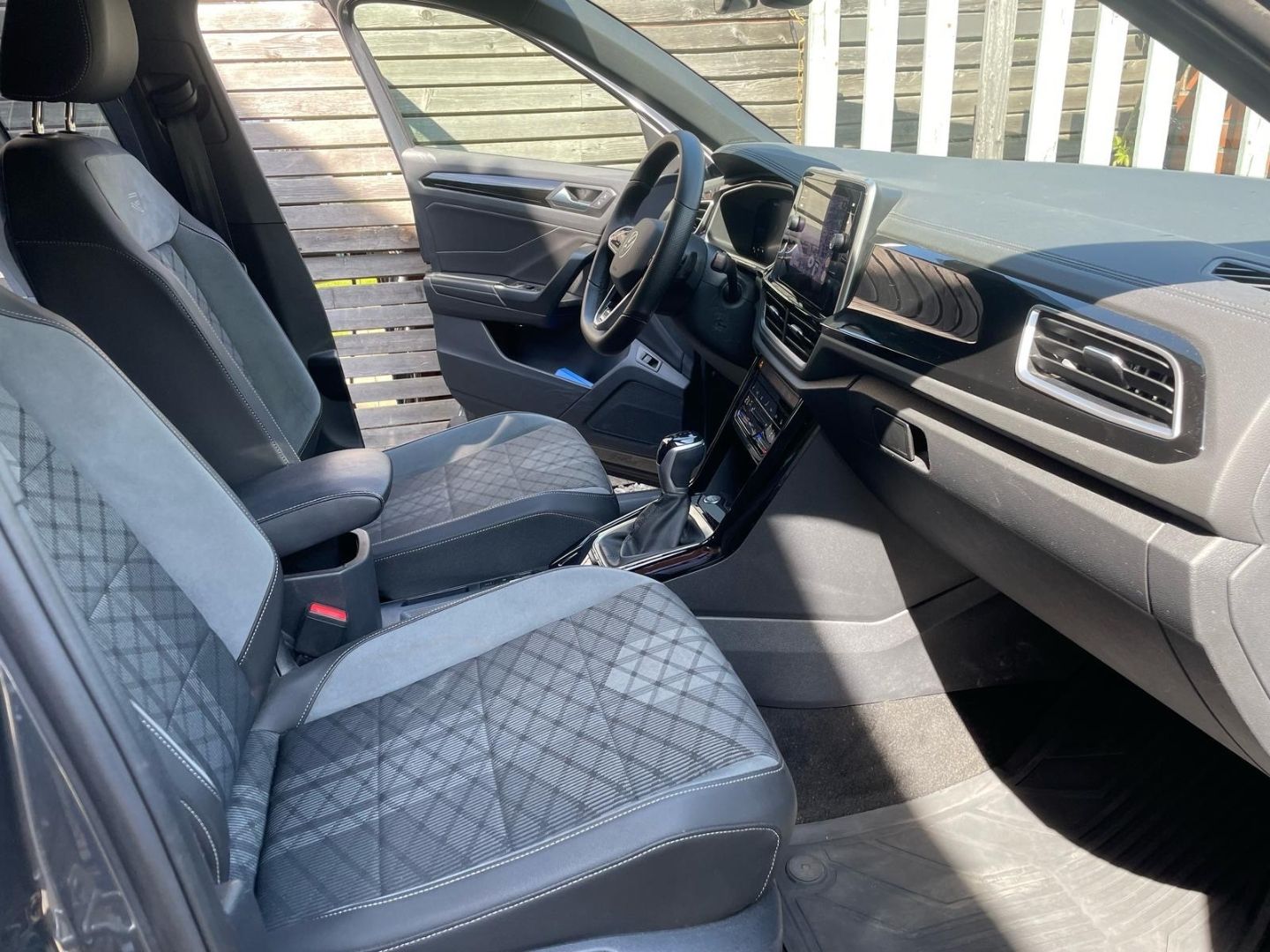 Volkswagen T-Roc 1.5 TSI R-Line - Samsaru's Car Outlet