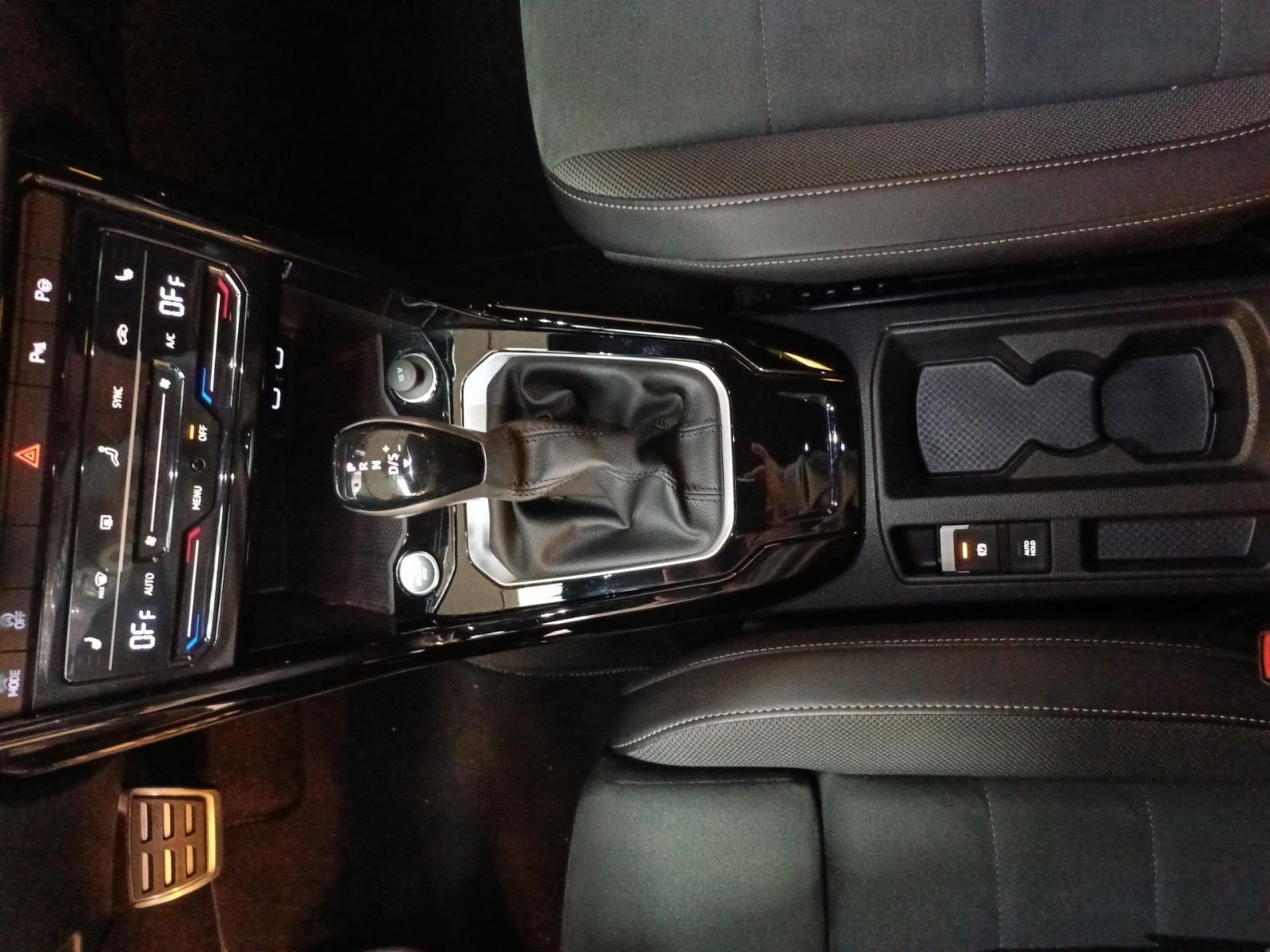 Volkswagen T-Roc 1.5 TSI R-Line - Samsaru's Car Outlet