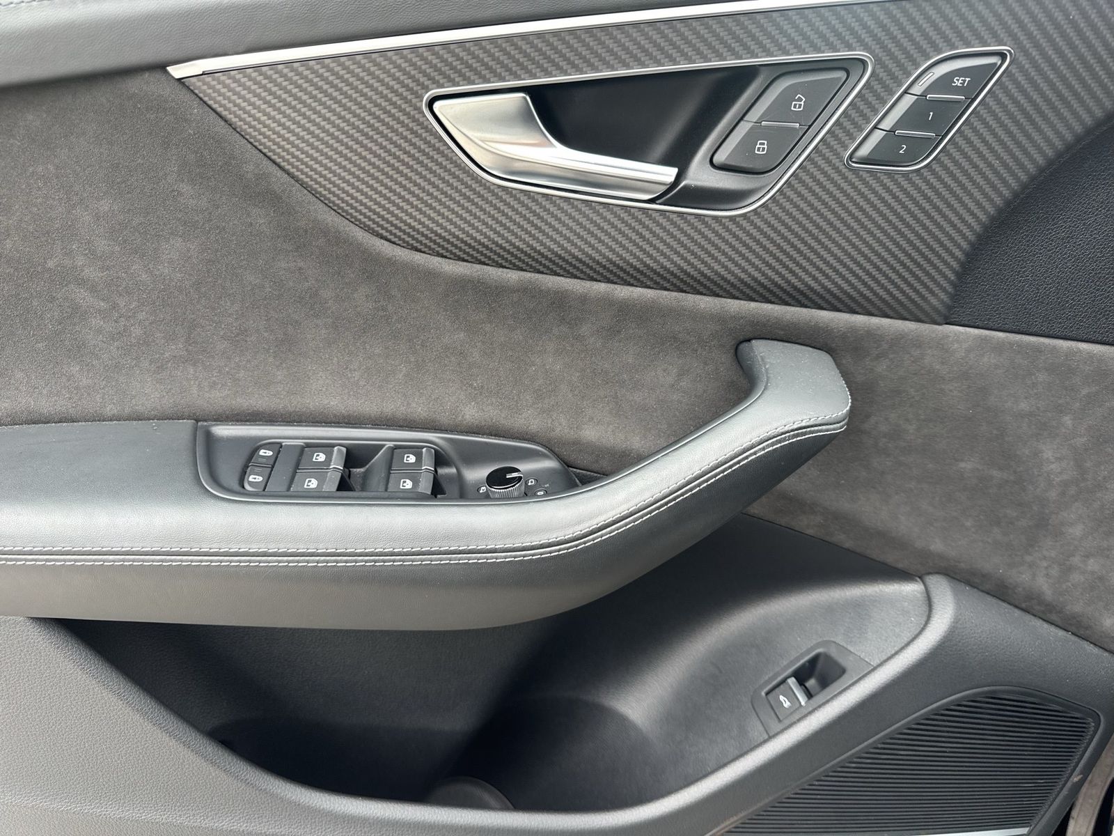 Audi RSQ8 MATRIX Keramik PANO AHK STHZG 360° ACC PDC+