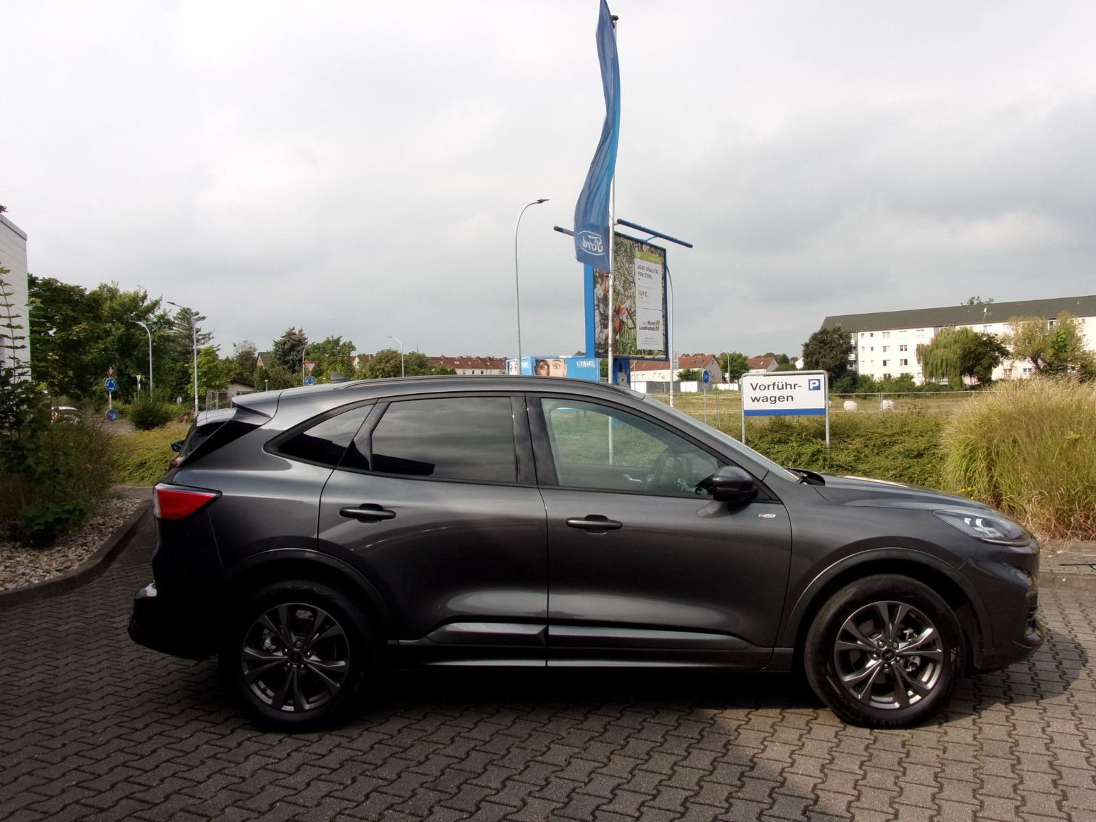 Ford Kuga Plug-In Hybrid ST-Line X - Samsaru's Car Outlet