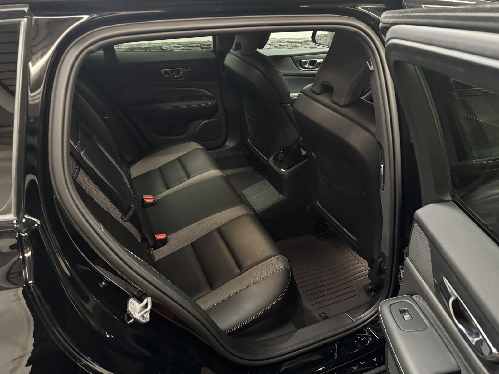 Volvo V60 R Design Recharge Plug-In Hybrid AWD