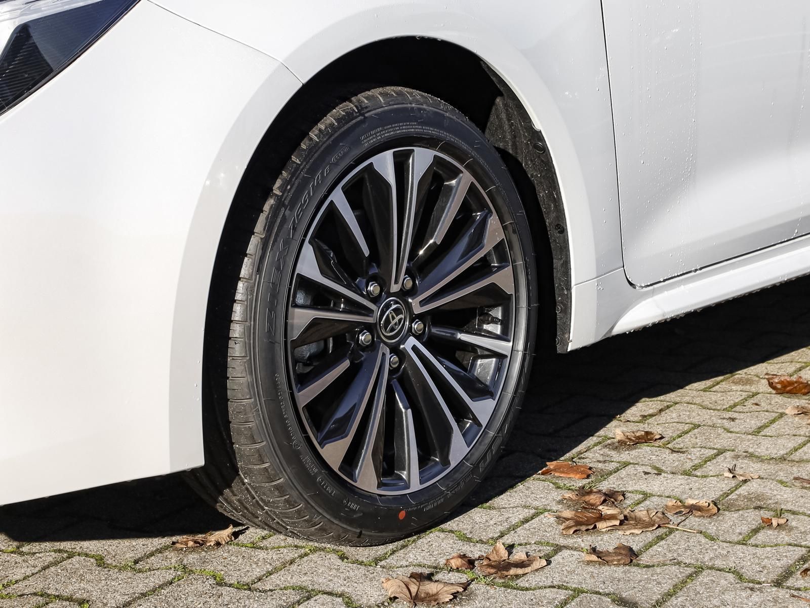 Toyota Corolla TS 1.8 Hybrid Black&White NAVI SHZ PDC B
