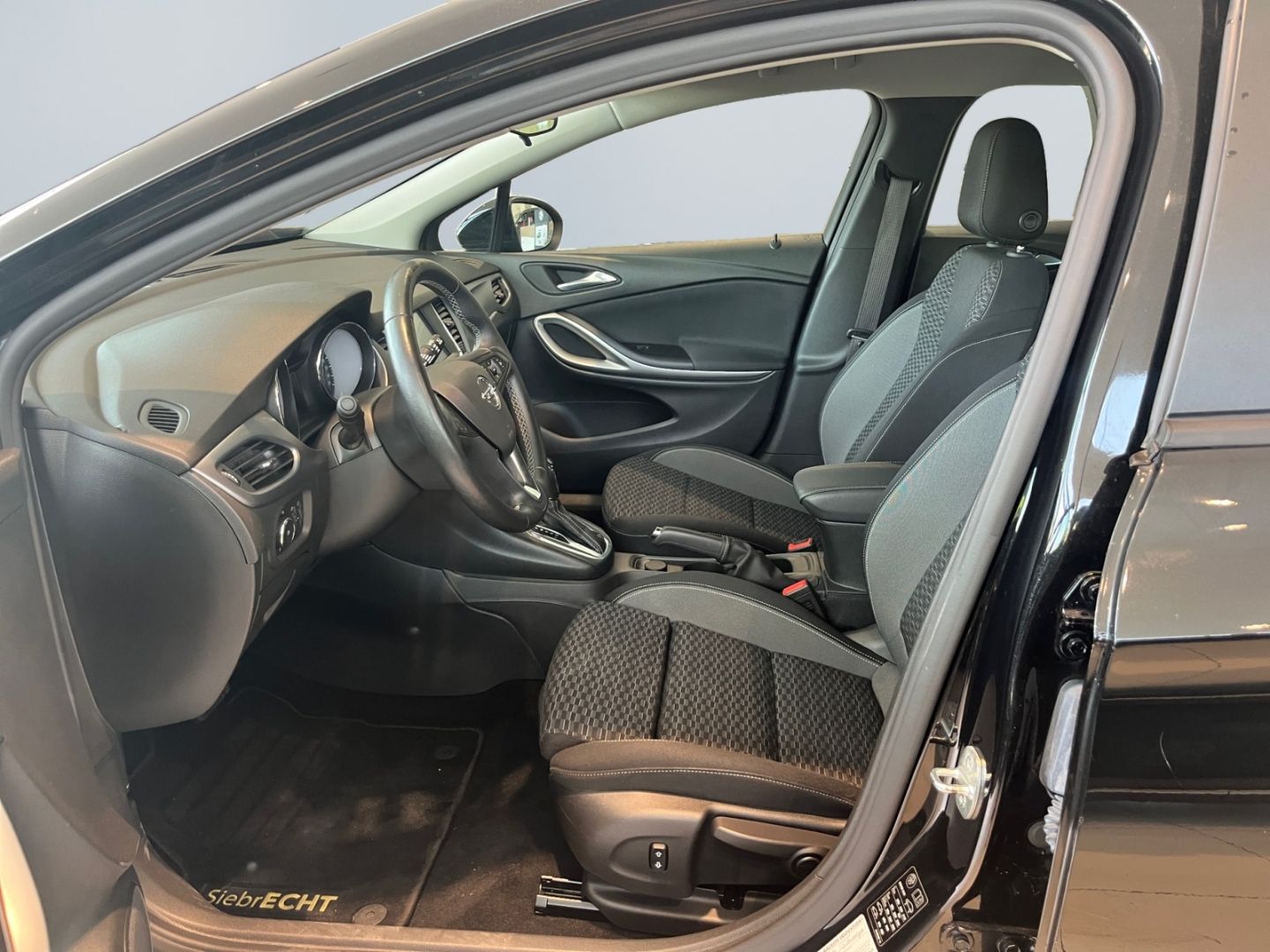 Opel Astra 1.2 Turbo ST Edition - Samsaru's Car Outlet