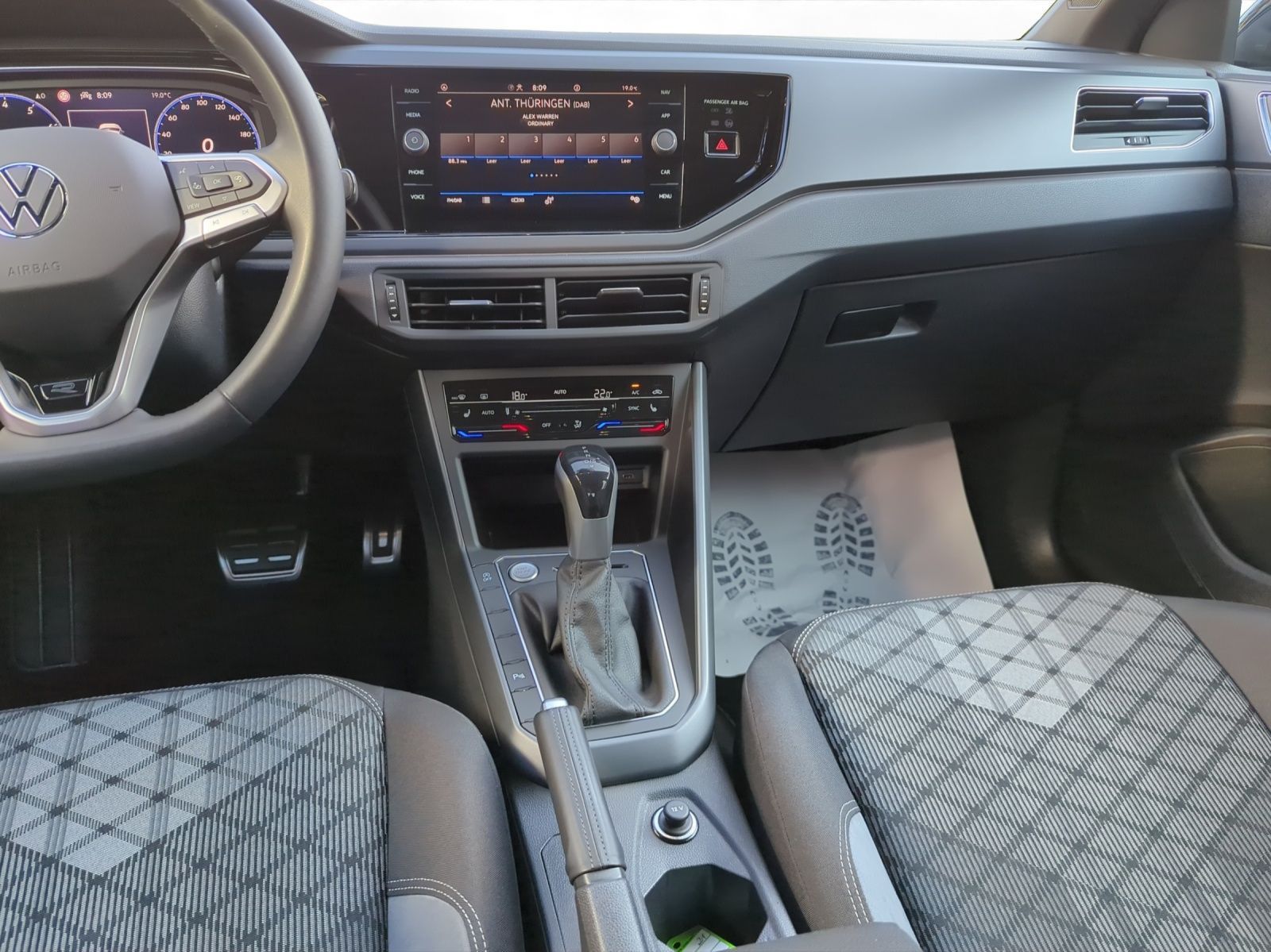 Volkswagen Taigo 1.5 TSI R-Line - Samsaru's Car Outlet