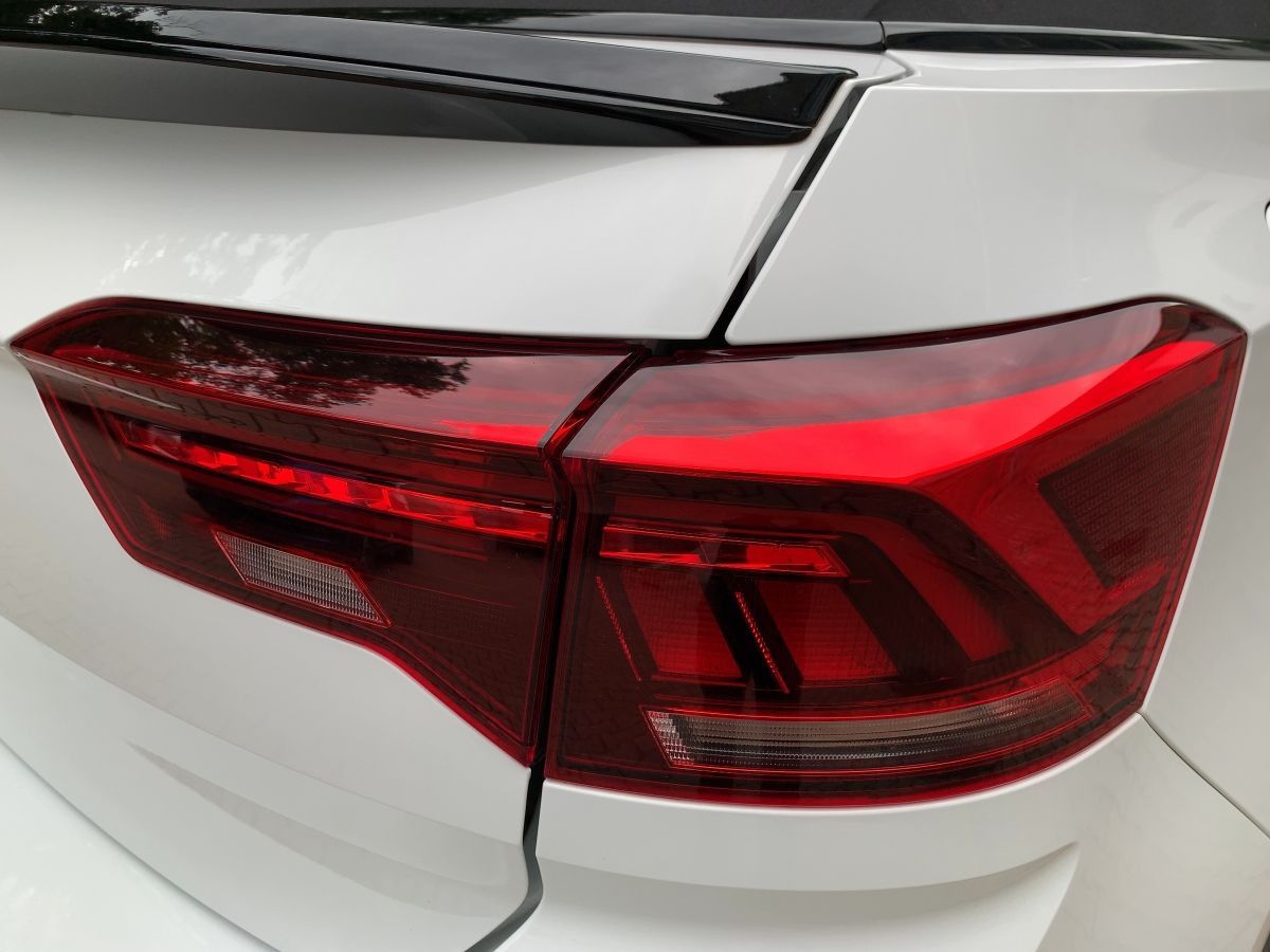 Volkswagen T-Roc 1.5 TSI R-LINE - Samsaru's Car Outlet