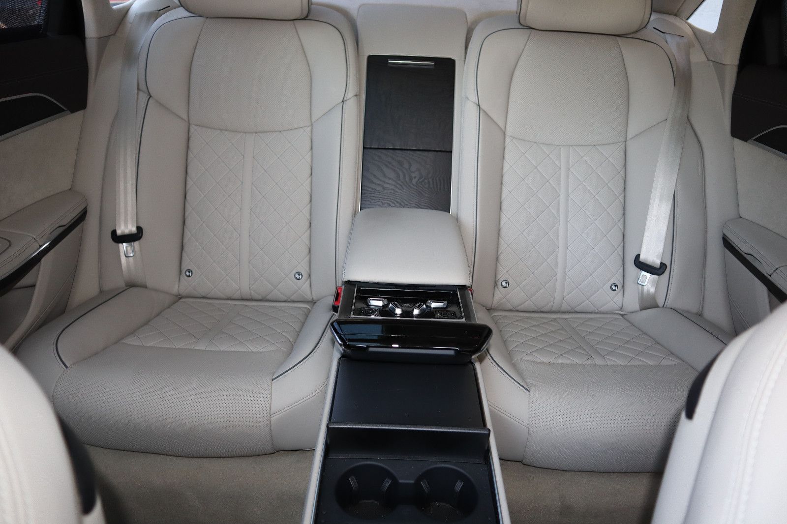 Audi A8L 60 TFSIe lang - Samsaru's Car Outlet