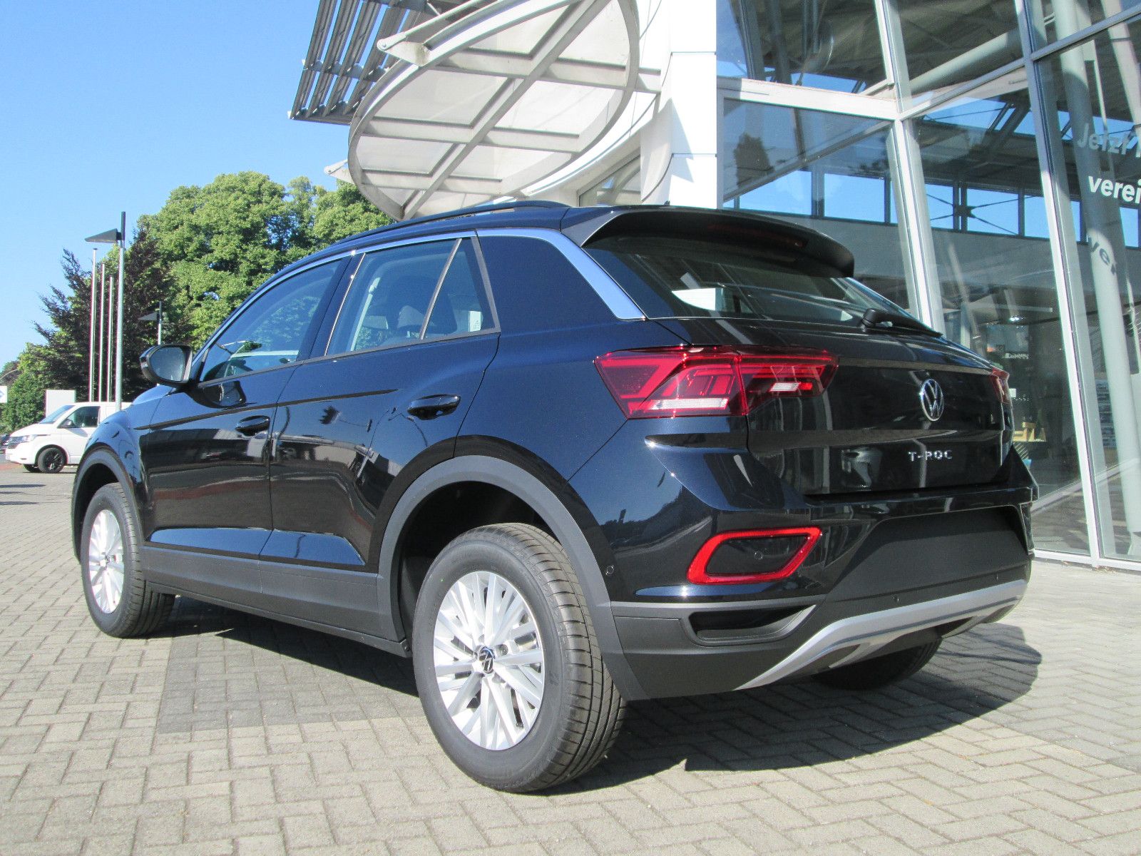 Volkswagen T-Roc Life 110PS TSI - Samsaru's Car Outlet