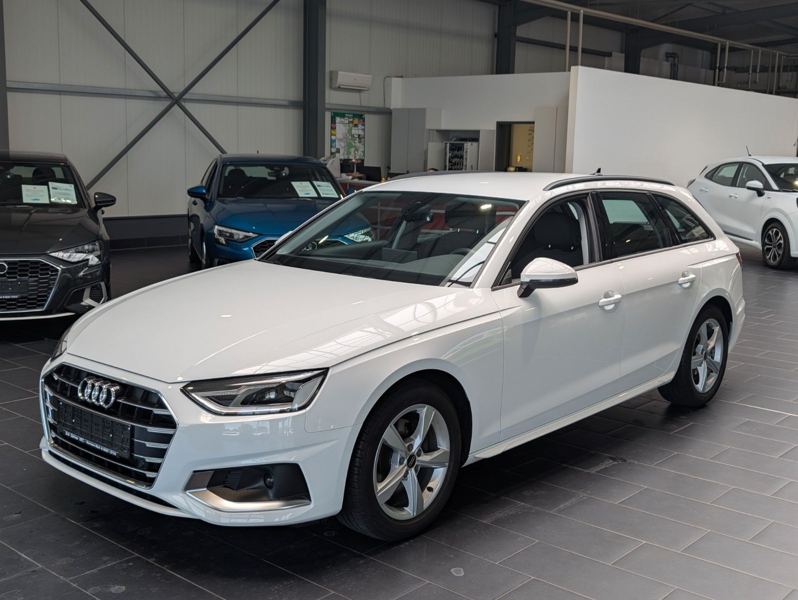 Audi A4 Avant 35 TDI S tronic advanced - Samsaru's Car Outlet