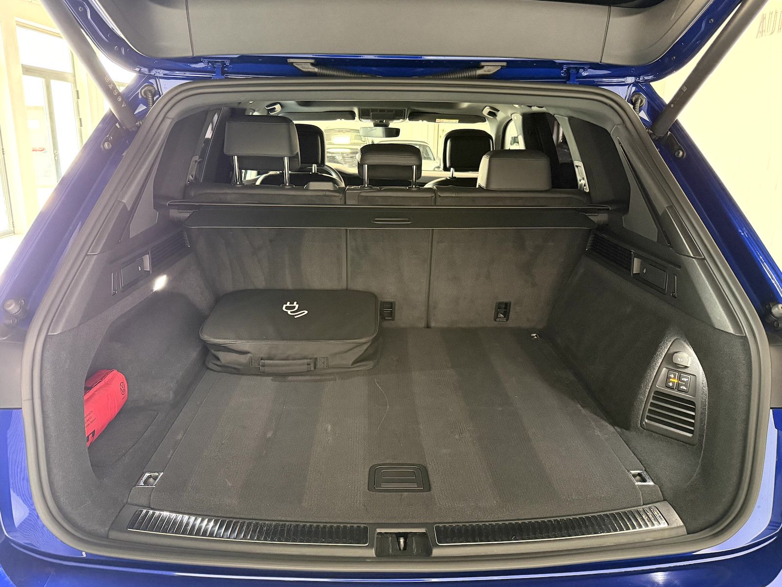 Volkswagen Touareg R 3.0TSI*BlackStyle*Pano*AHK*HUD*Massage