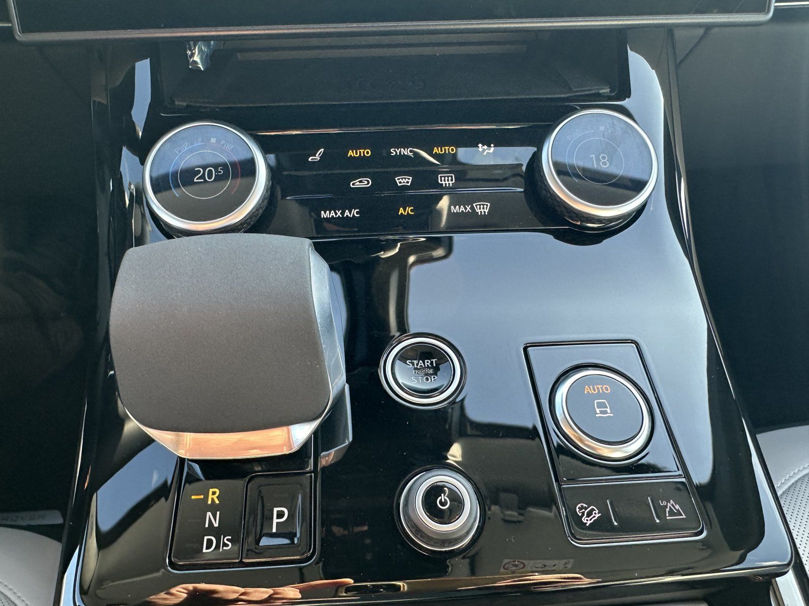 Range Rover Sport P530 4.4 V8 First Edition - Samsaru's Car Outlet