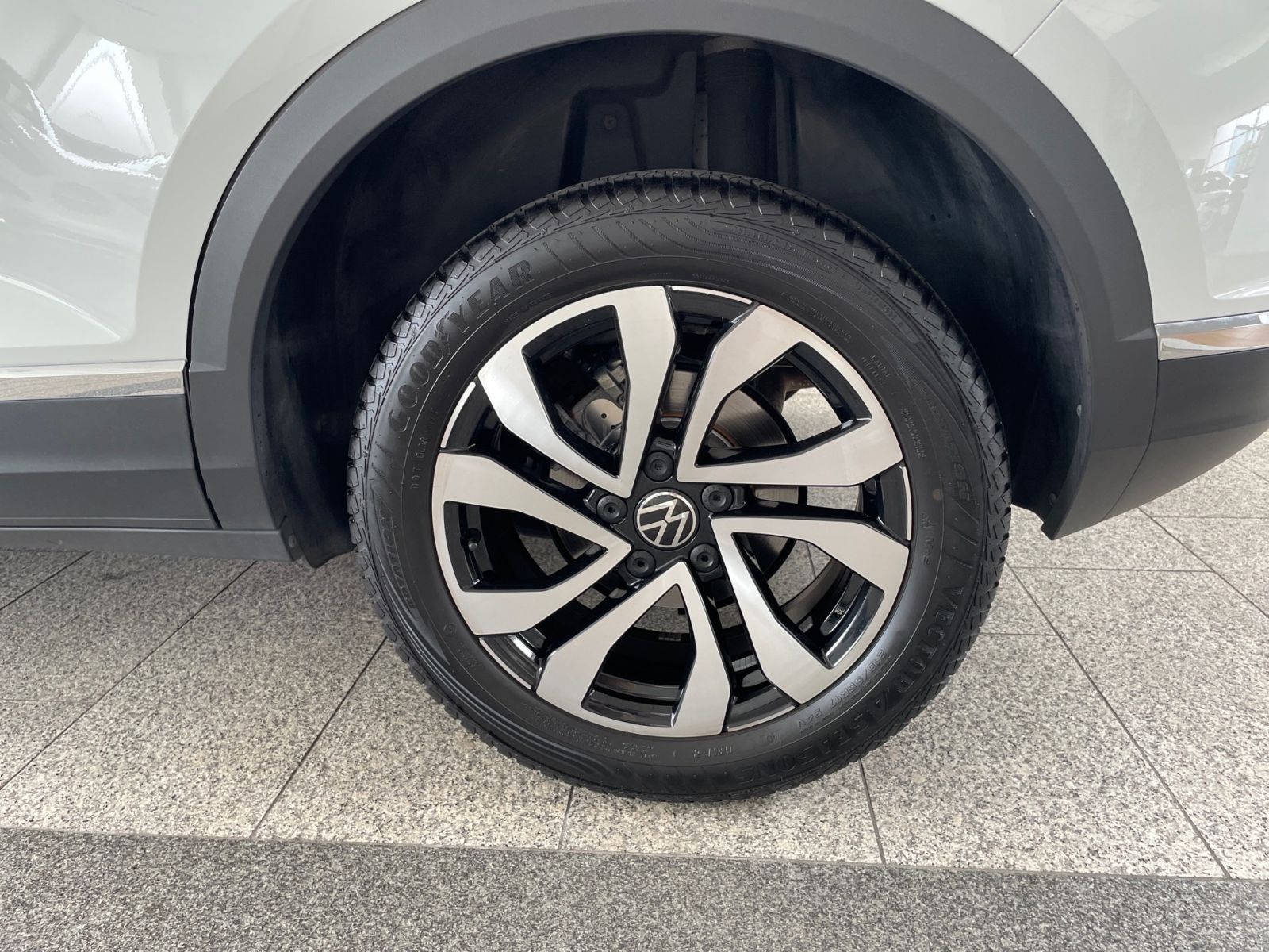 Volkswagen T-Roc 1.5 TSI Active - Samsaru's Car Outlet