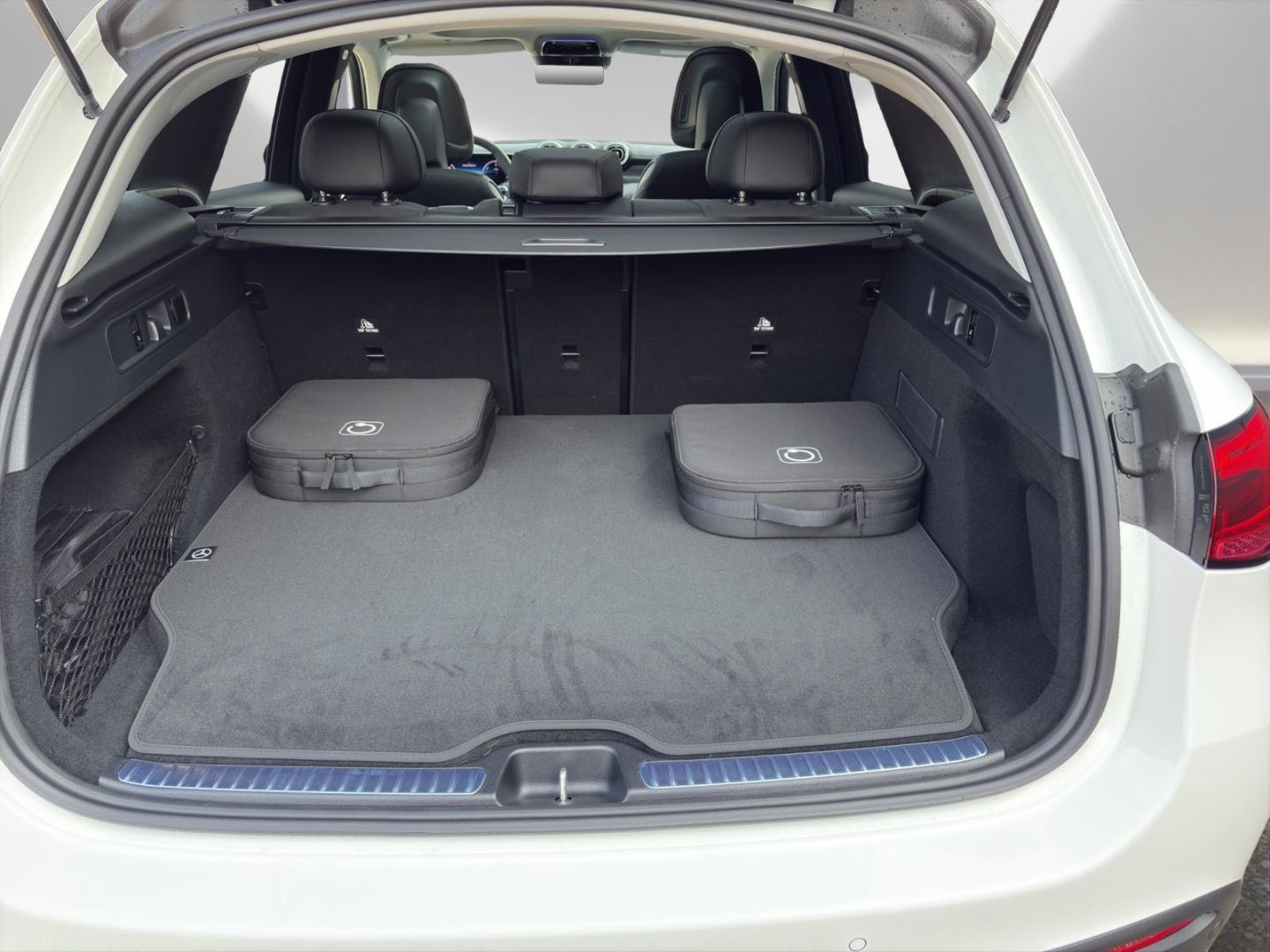 Mercedes-Benz GLC 300 e 4M EDITION AMG NIGHT PANO AHK DISTR 36