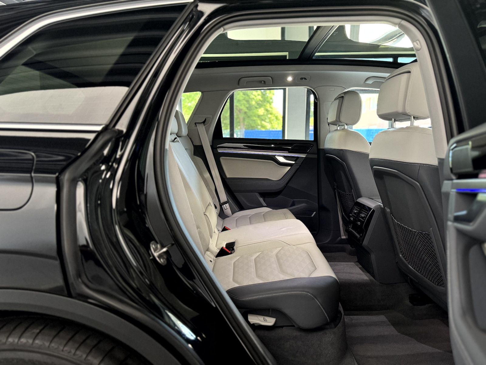 Volkswagen Touareg 3.0 TDI Elegance 4Motion - Samsaru's Car Outlet