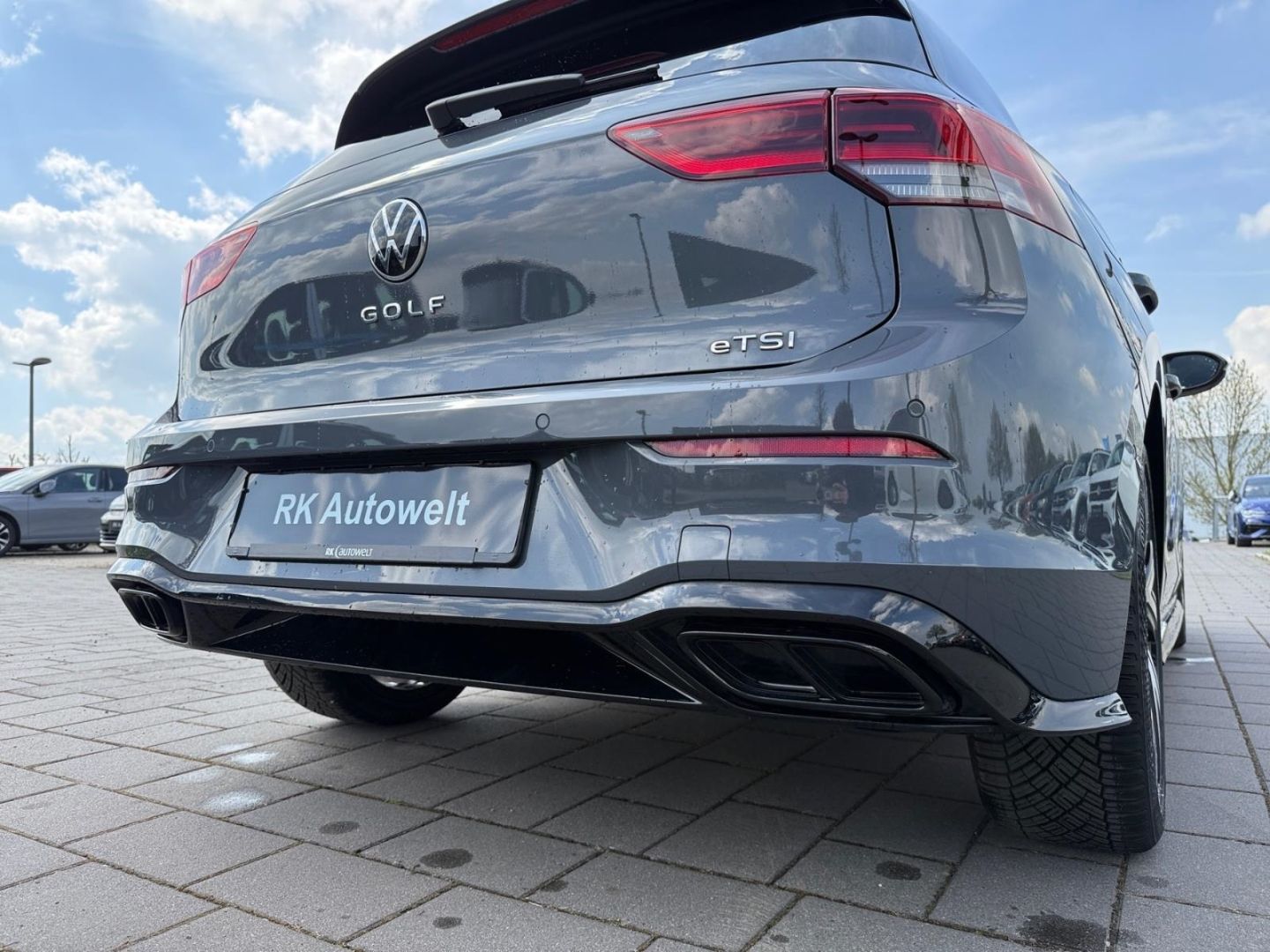 Volkswagen Golf 8 VIII R-Line 1.5 eTSI - Samsaru's Car Outlet