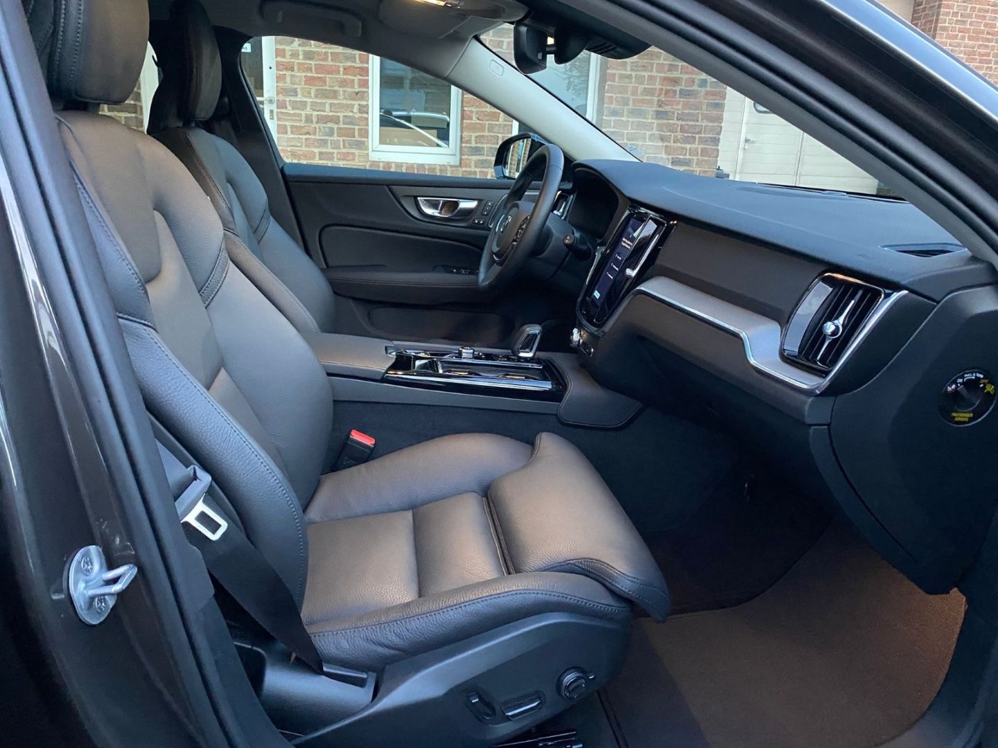 Volvo V60 T6 Plus Dark Kombi Recharge AWD Plug-In