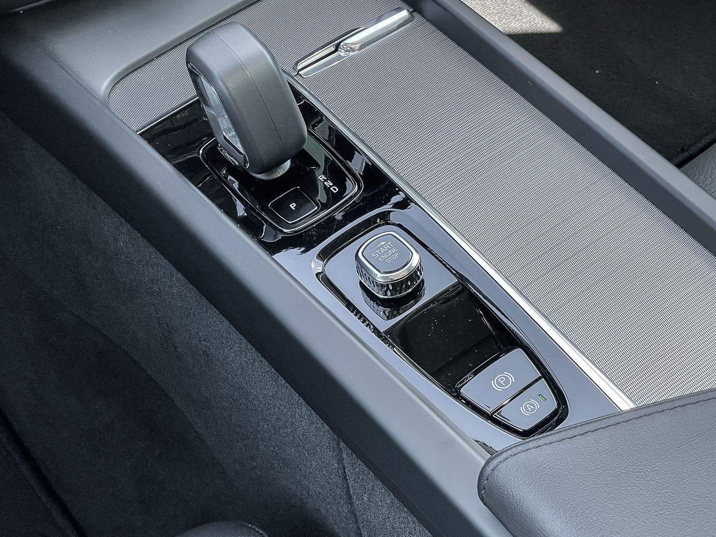 Volvo XC60 Plus Dark Recharge Plug-In Hybrid AWD T8 Tw