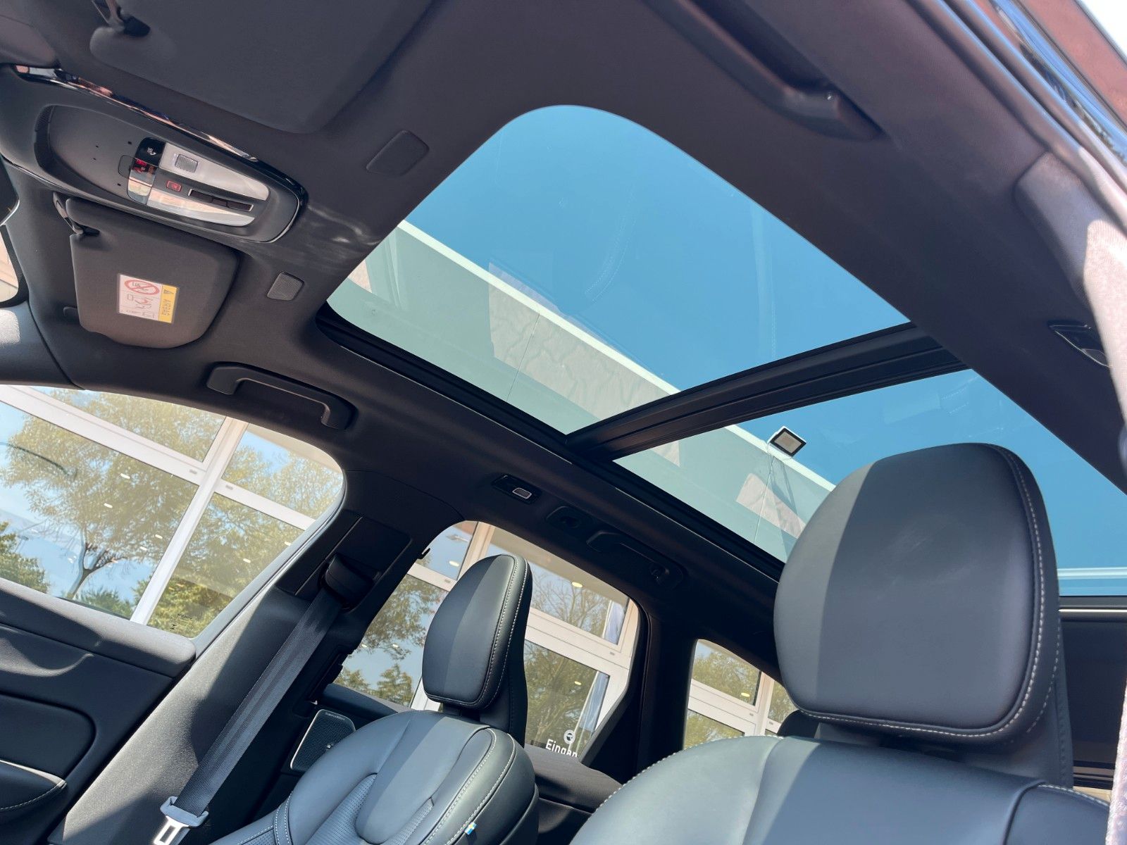 Volvo XC60 T6 Plug-in Hybrid ULTRA BLACK EDITION - Samsaru's Car Outlet