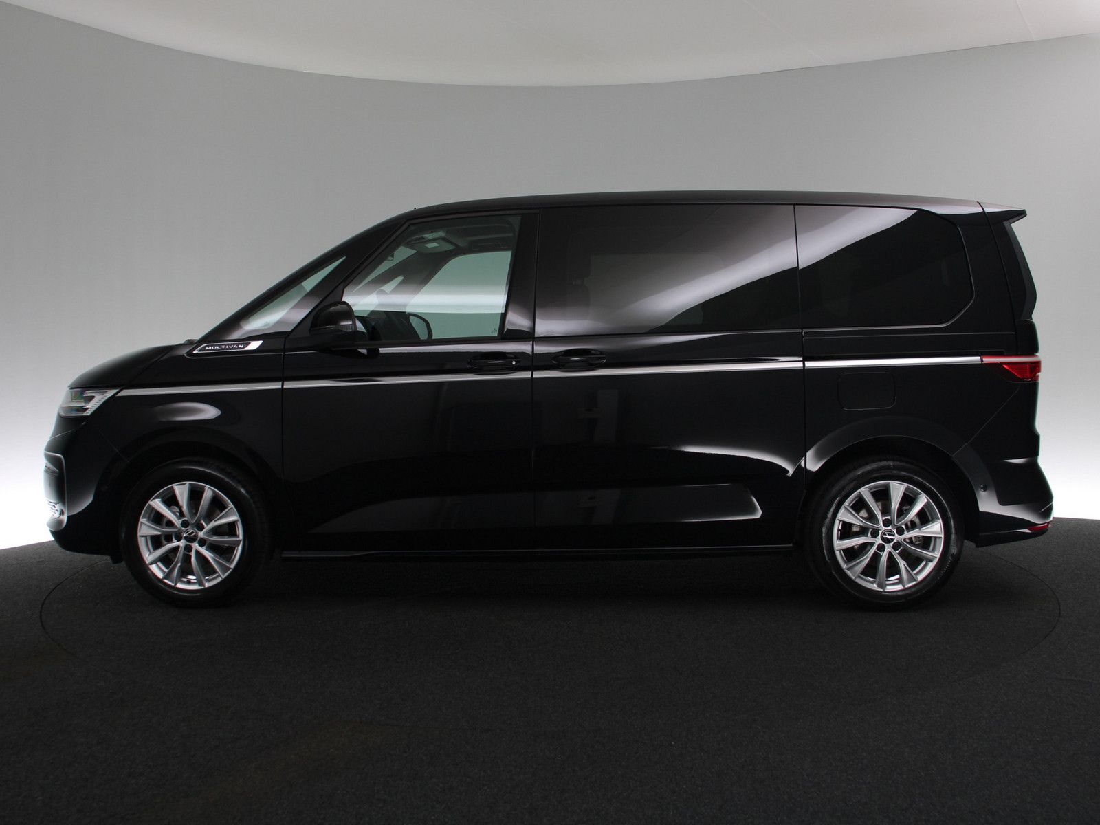 Volkswagen T7 Multivan 2.0 TDI Style - Samsaru's Car Outlet