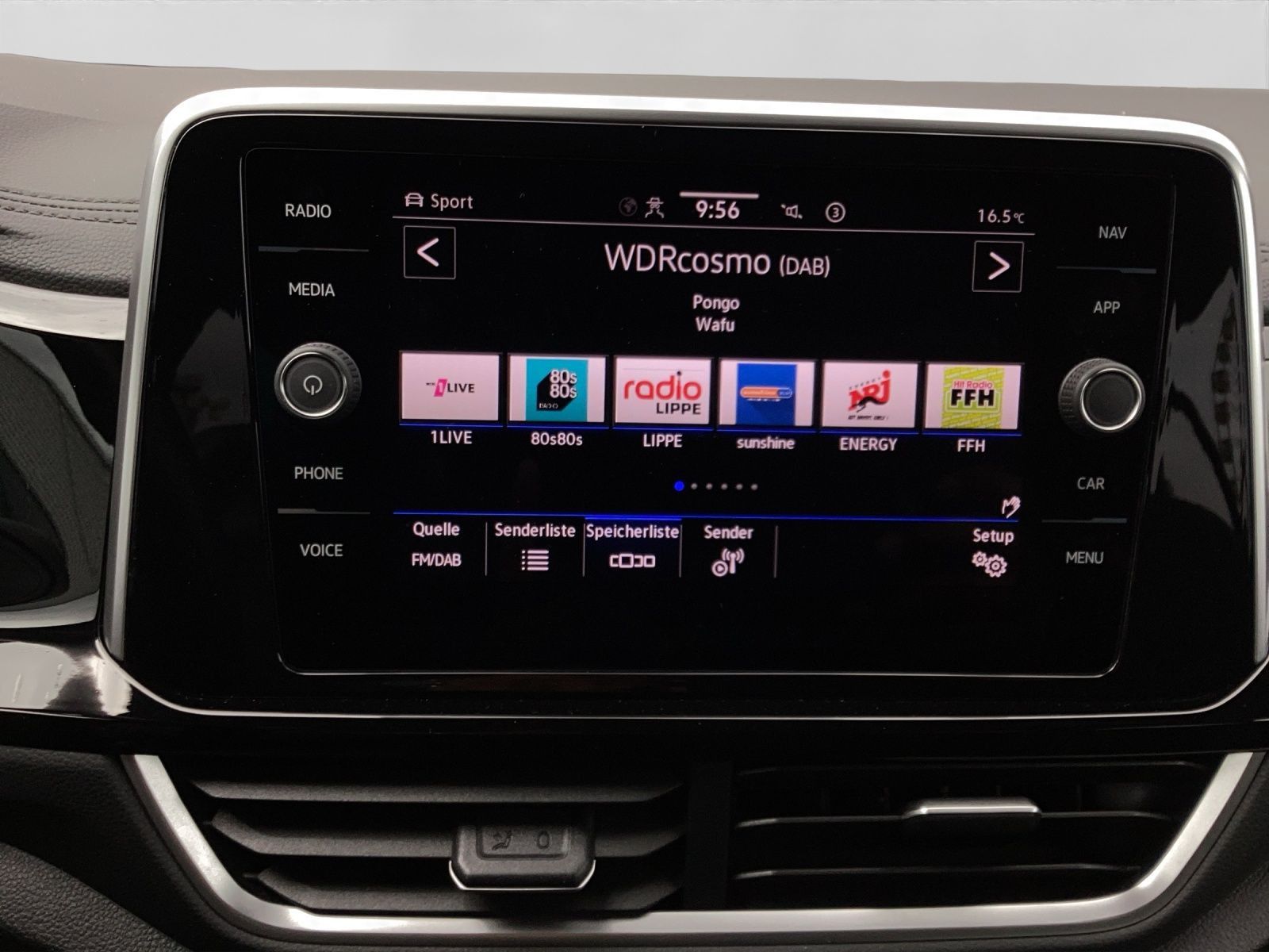 Volkswagen T-Roc 1.5 TSI DSG R-LINE - Samsaru's Car Outlet