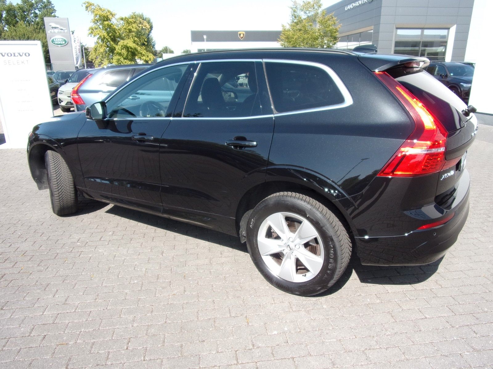 Volvo XC 60 B4 Core 2WD - Samsaru's Car Outlet