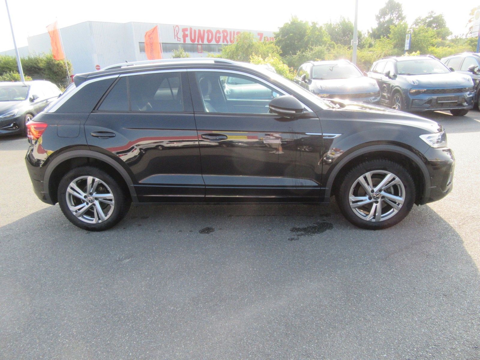 Volkswagen T-Roc R-Line - Samsaru's Car Outlet