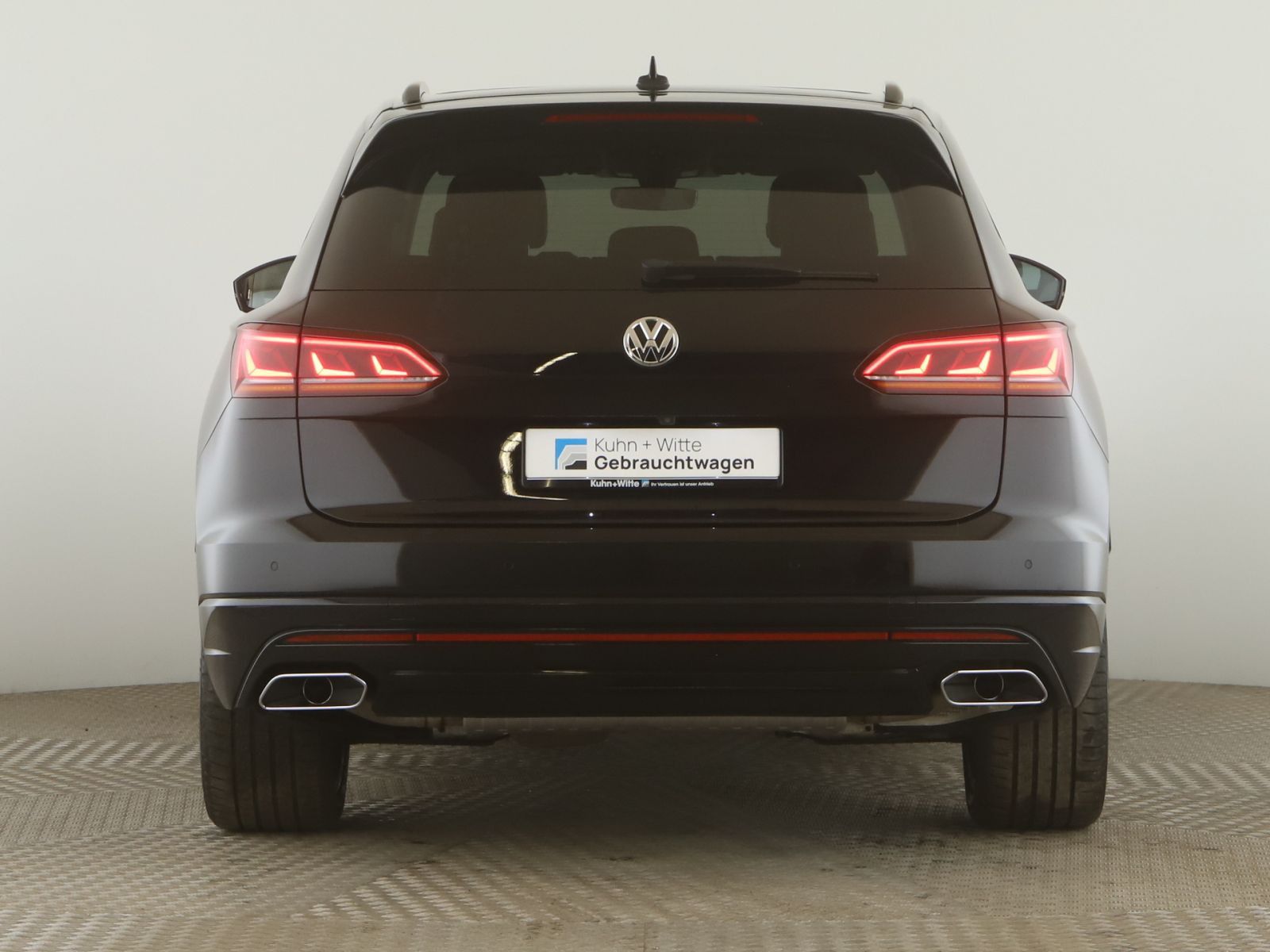 Volkswagen Touareg 3.0 TDI R-Line 4M - Samsaru's Car Outlet